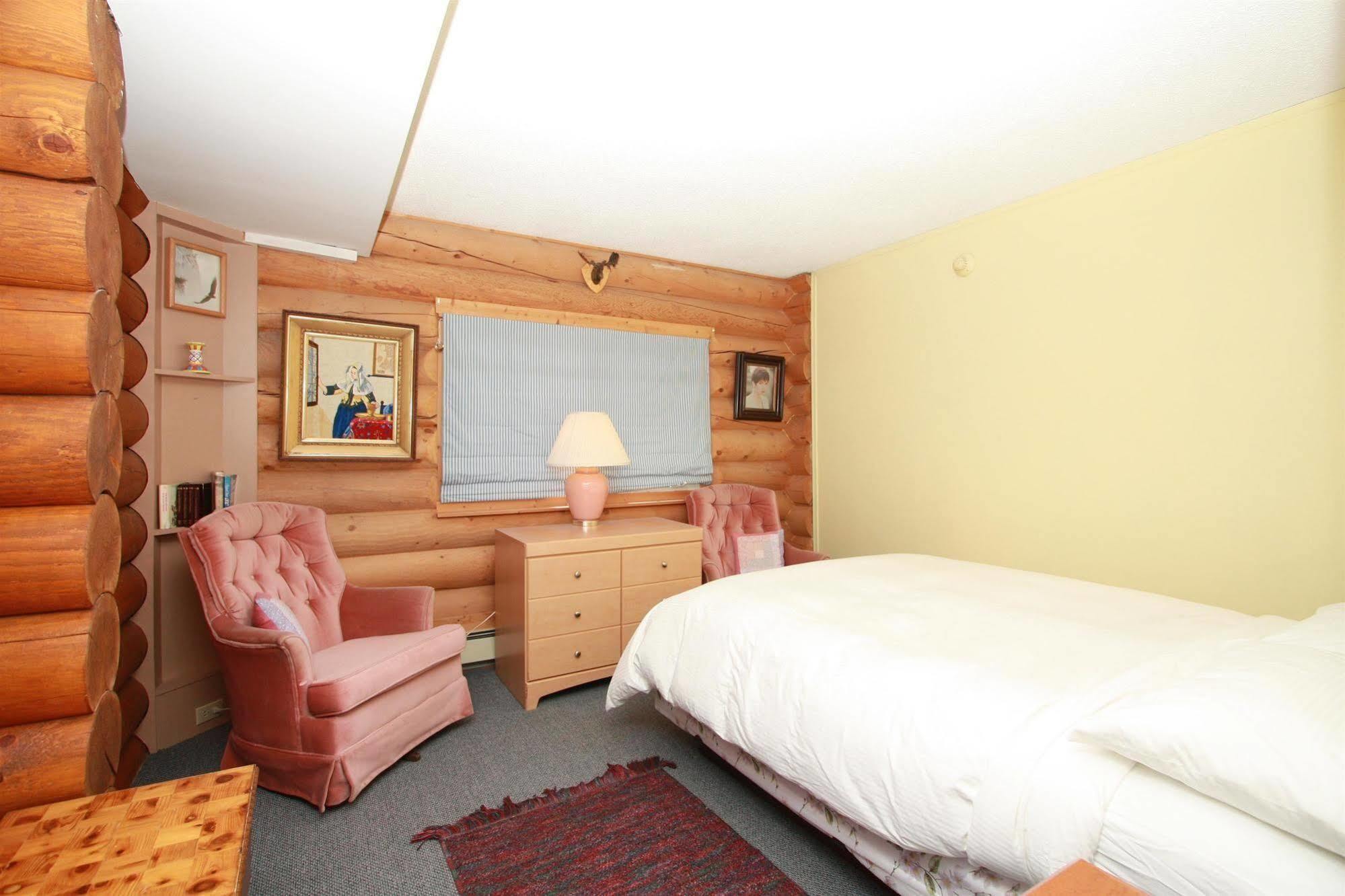 Whitewater Lodge Golden Exterior foto